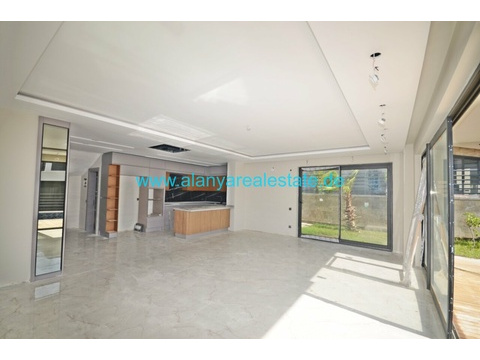 Brandneue super Luxus Villen mit privat Pool in Strand Nähe.