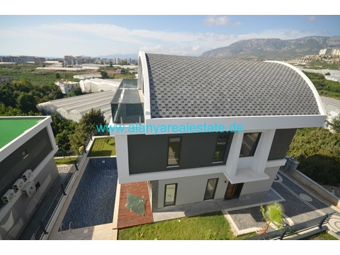 Brandneue super Luxus Villen mit privat Pool in Strand Nähe.