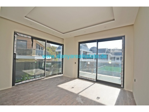 Brandneue super Luxus Villen mit privat Pool in Strand Nähe.
