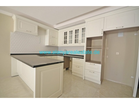 BEST OFFER Neue Drei Zimmer Luxus Wohnung mit Pool und Hallenbad in direkter Strand Nähe ()