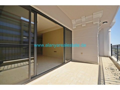 BEST OFFER Neue Drei Zimmer Luxus Wohnung mit Pool und Hallenbad in direkter Strand Nähe ()