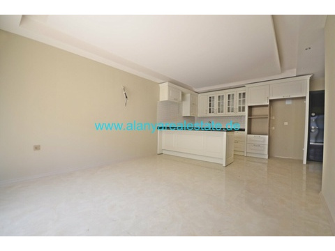 BEST OFFER Neue Drei Zimmer Luxus Wohnung mit Pool und Hallenbad in direkter Strand Nähe ()