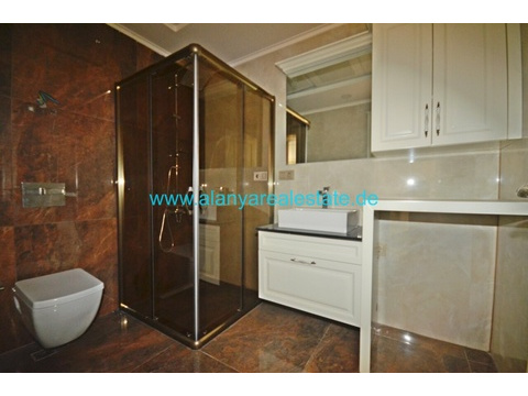 BEST OFFER Neue Drei Zimmer Luxus Wohnung mit Pool und Hallenbad in direkter Strand Nähe ()