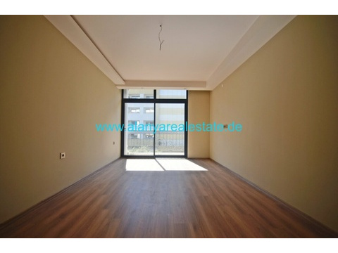BEST OFFER Neue Drei Zimmer Luxus Wohnung mit Pool und Hallenbad in direkter Strand Nähe ()