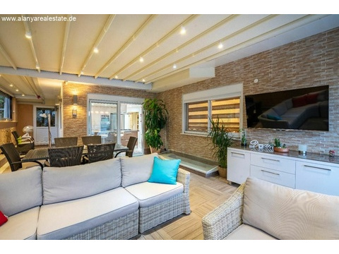 Super Luxus Villa voll möbliert mit privat Pool in ruhiger Lage ()