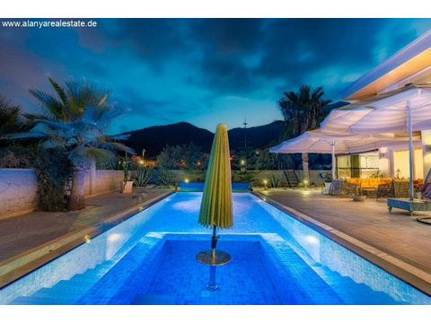 Super Luxus Villa voll möbliert mit privat Pool in ruhiger Lage ()