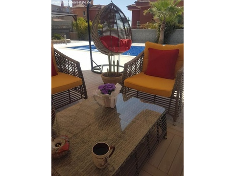 Super Luxus Villa voll möbliert mit privat Pool in ruhiger Lage ()