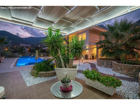 Super Luxus Villa voll möbliert mit privat Pool in ruhiger Lage ()