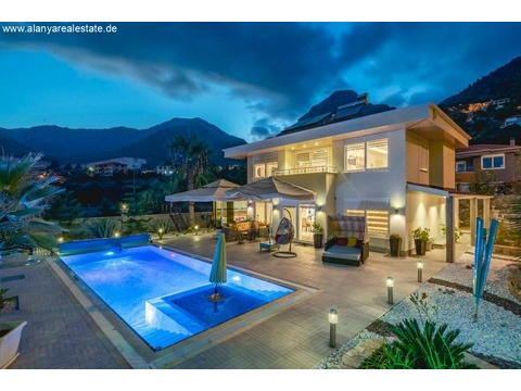 Super Luxus Villa voll möbliert mit privat Pool in ruhiger Lage ()