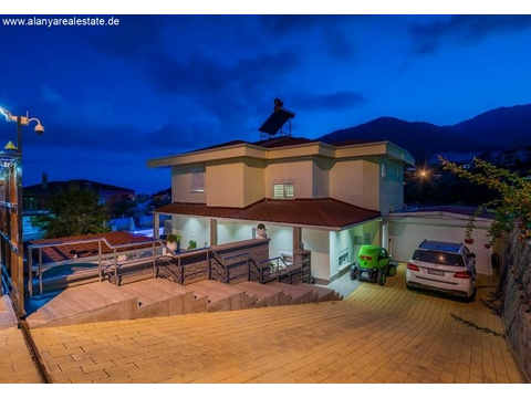 Super Luxus Villa voll möbliert mit privat Pool in ruhiger Lage ()