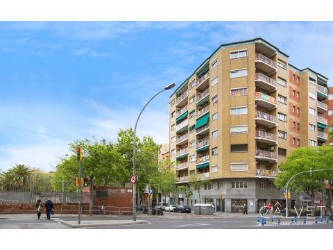 Etagenwohnung kaufen in Barcelona, 80 m² Wohnfläche, 4 Zimmer