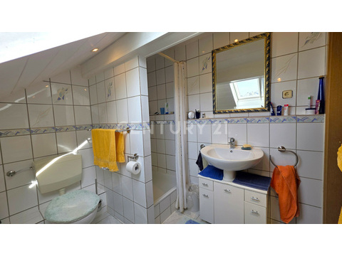 Gegenseite des Badezimmers im DG