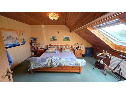 Ruhiges helles Schlafzimmer im DG