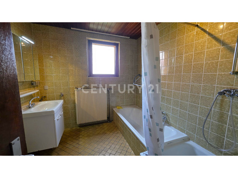 Gepflegtes Tageslichtbadezimmer der Einliegerwohnung