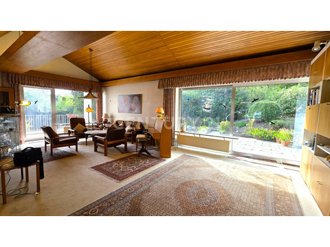 Großes Wohnzimmer mit Zugang zur großen und kleinen Terrasse