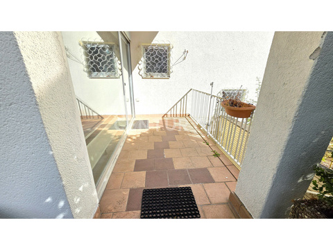 Kleine seitliche Terrasse
