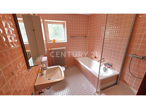 Tageslicht- Bad der Einliegerwohnung mit Wanne und Dusche