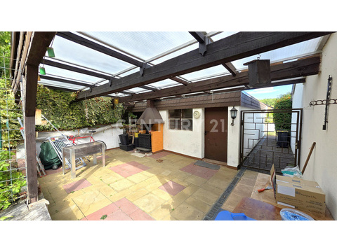Überdachter Terrassenbereich hinter den Garagen