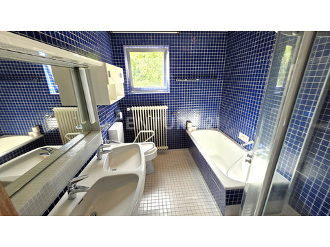 Master Tageslicht- Badezimmer mit Wanne und Dusche