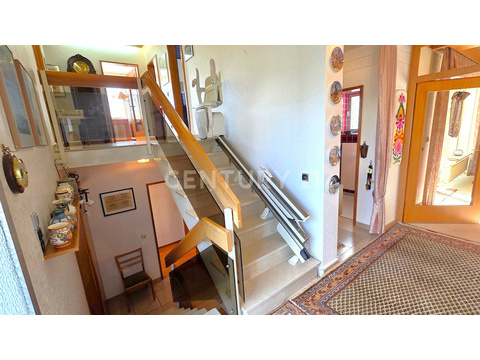 Treppenhausmit Zugang zu OG, Einliegerwohnung und Keller