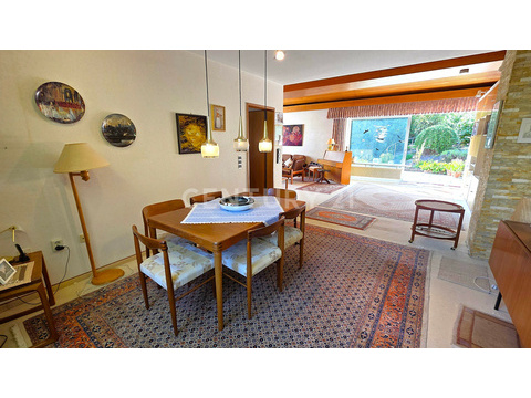 Esszimmer mit Blick ins Wohnzimmer und Zugang zur Küche