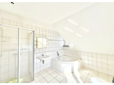 Badezimmer mit Dusche und Wanne im Dachgeschoss