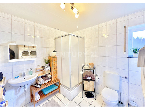 Badezimmer mit Dusche der Einliegerwohnung
