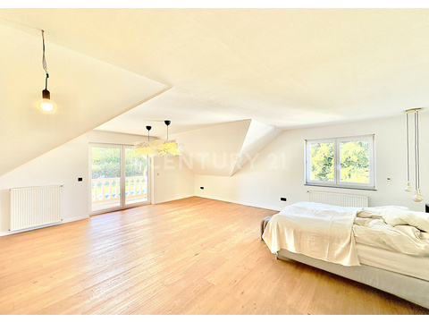 Großzügiges Studio Elternschlafzimmer mit Loggia