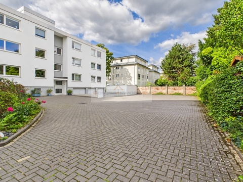 Hausansicht-Innenhof u. Parkplatz- 4 Zimmerwohnung in Königswinter (mit KI-bearbeitet)