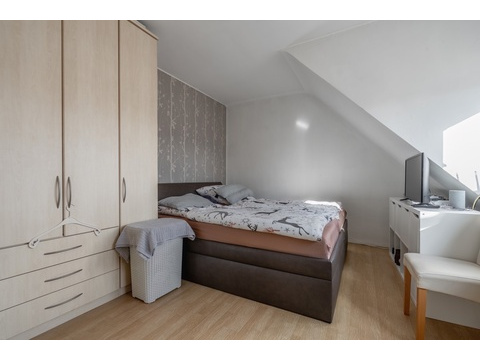 Schlafzimmer DG