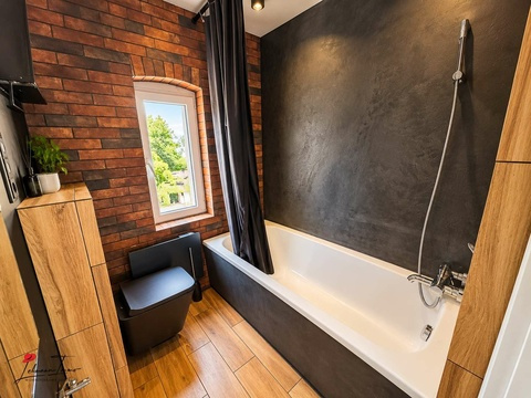 Industrielles Bad mit Wanne und Fenster (OG)