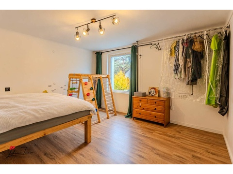 Gemütliches Kinderzimmer mit Klettergerüst (OG)