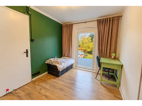 Helles Schlafzimmer mit Balkon Option (OG)