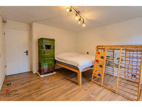 Gemütliches Kinderzimmer mit Kachelofen (OG)