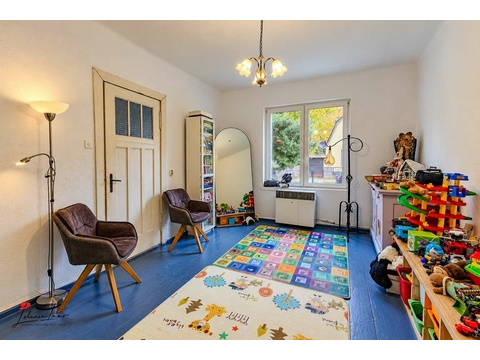 Fröhliches Kinderzimmer mit buntem Spielteppich (EG)