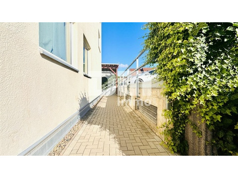 Barrierearmer Zugang zum Treppenhaus altengerecht