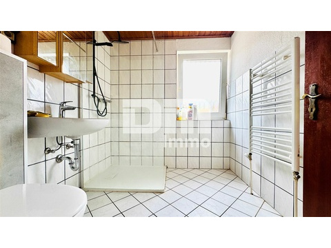 1.OG Badezimmer / Dusche / Handtuchwärmer