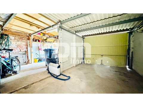 Garage mit Geräteanbau