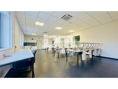 Bürotrakt OG Raum 2 Pantry / Zugang Halle