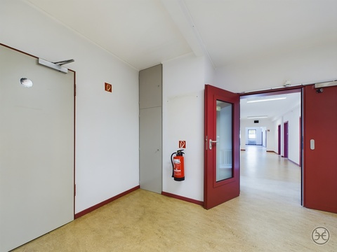 Bürohaus mieten, pachten in Oldenburg (Oldb), mit Stellplatz, 1.480 m² Bürofläche, 41 Zimmer