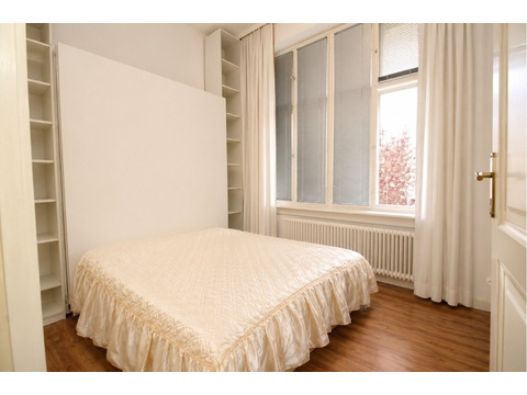 Schlafzimmer nach Beräumung, mit KI von Möbel befreit