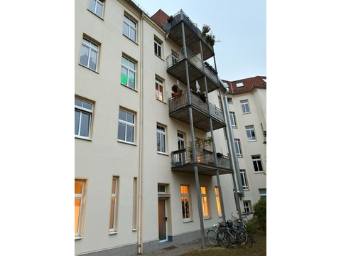 vom Hof Blick auf Balkon