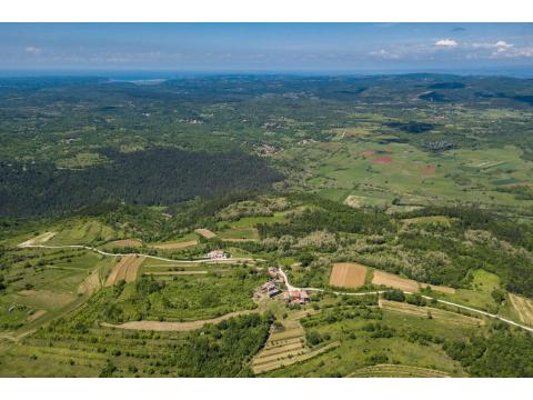 Gemischtes Grundstück kaufen in Oprtalj, 3.045 m² Grundstück