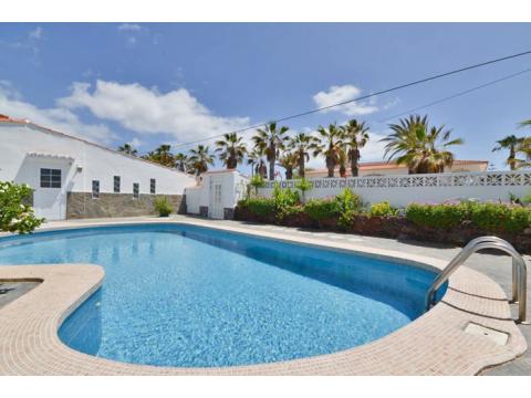Villa kaufen in Arona, 700 m² Grundstück, 240 m² Wohnfläche, 5 Zimmer