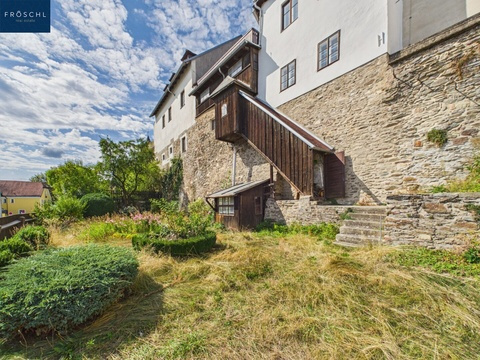 Blick auf die denkmalgeschützte Stadtmauer