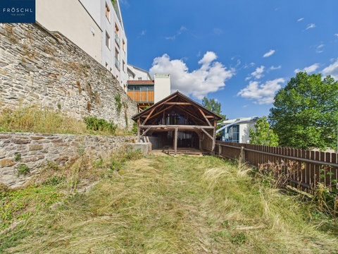 Überdachter Holzlagerplatz am Gartengrundstück