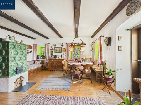 Wohnbereich mit sichtbaren Deckenbalken und Holzboden