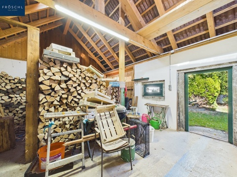 Praktisches Holzlager mit direktem Gartenzugang