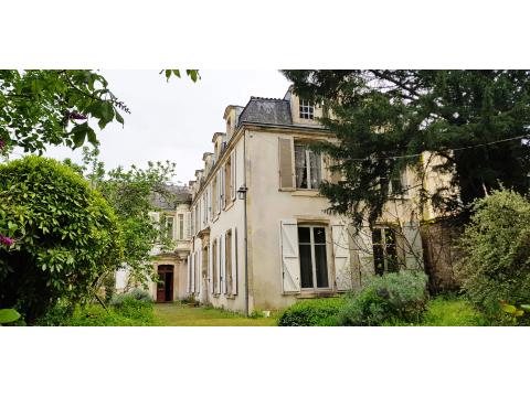Stadthaus kaufen in Saint-Maixent-l'École, mit Garage, mit Stellplatz, 1.441 m² Grundstück, 280 m² Wohnfläche, 12 Zimmer