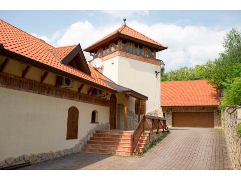 Einfamilienhaus kaufen, 3.890 m² Grundstück, 794 m² Wohnfläche, 5 Zimmer